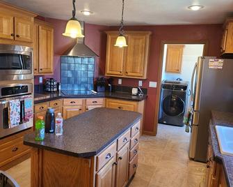 Charming 3-bedroom house in marvelous Wolf Point with WiFi, AC - Wolf Point - Kitchen