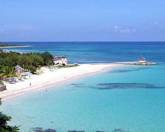 Miss P's Place Beautiful Villa with Ocean View, Pool, Mins to beach, WiFi, staff - Duncans - Beach