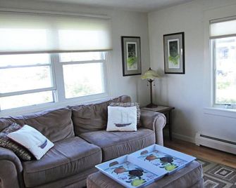 Seaside Escape On Biddeford Pool’s \ncharming 4-Bedroom Book Now And Save - Biddeford - Living room