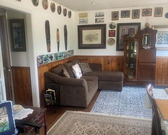 Little heaven in Clarington on 154 acres of land close to Ganaraska forest - Orono - Living room