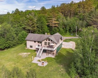 Mountain Retreat with River Views Near Sunday River and Year-Round Adventure - Rumford - Edificio