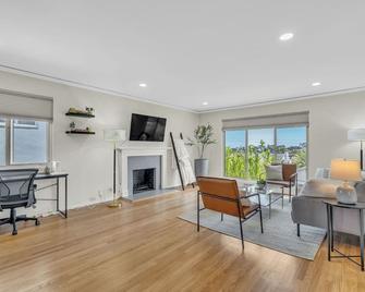 Spacious 4bedroom/4bathroom Home Near Sf, Sfo. Golfing, Beaches & Nature - South San Francisco - Living room