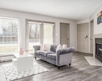 Corporate Housing By Mgm - Fishers - Living room