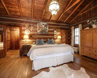 Luxury Cabin : Hot Tub, River View, Fire Pit, 10 Min To Nashville! \npet Friendly - Madison - Bedroom