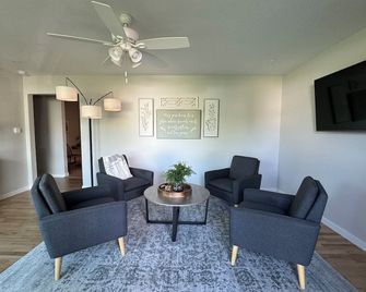 Walk to Finley Farms! Close to Hwy 65 to drive to Branson or Springfield easily! - Ozark - Sala de estar