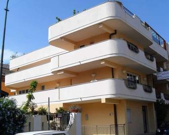 La Grotta - Sant'Alessio Siculo - Edificio