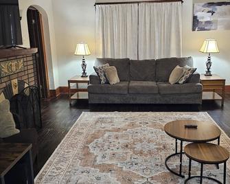 Charming Historic Steubenville 5-bedroom home - Steubenville - Huiskamer