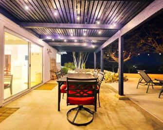 The Outpost Joshua Tree: Hot Tub, Gameroom, Jtnp - Joshua Tree - Restaurant