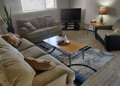 Welcome to ' A Home Away' - Newly updated 1 bedroom unit - Regina - Oturma odası