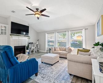 Extended Stay Fun Outdoor Games, Gym, Bbq, Dining - Lewisville - Living room