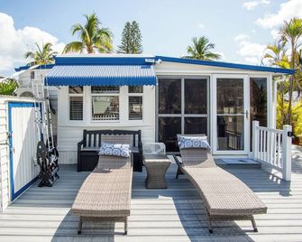 Kampground Waterfront Paradise /w Private Dock, BBQ and Kayaks - Key Largo - Patio