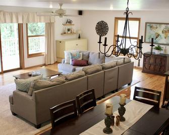 Baileys Harbor Retreat Across From Lake Michigan - Walk / Bike To Town! - Baileys Harbor - Obývací pokoj