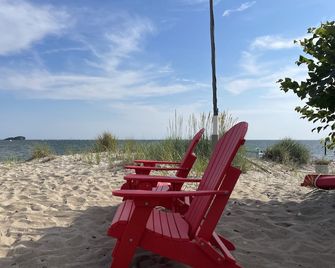 4BR Beach Cottage sits on private beach. Sleeps 12 with comfort, Outdoor grill - Westbrook - Strand