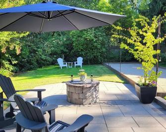 Charming cottage in West Linn - A/C, Free Parking Washer/Dryer, Workspace, Wifi! - West Linn - Patio