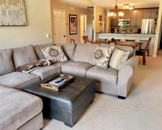 S5 Renovated Bretton Woods Resort condo with beautiful mountain views Fast wifi - Carroll - Sala de estar