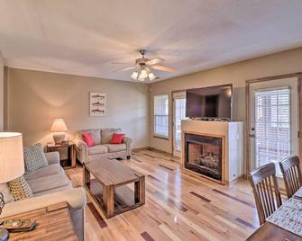 Little Red River Cabin: 1 Mi to Sugarloaf Mtn! - Heber Springs - Living room