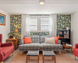 Picturesque Garden Retreat w/Deck with Hot Tub - Dunsmuir