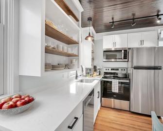 Adorable \'Little Yellow House,\' Downtown Pella - Pella - Kitchen