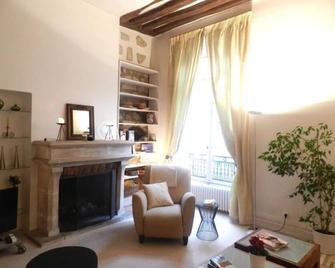 2 bedroom apartment on rue des Grands Augustins - Paris - Living room