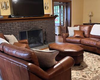 Amazing home near lake, parks, shopping and BVU! Perfect for summer vacation! - Storm Lake - Huiskamer