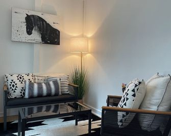 Luxury modern container home in a rural setting! Pet friendly! - Enoree - Wohnzimmer