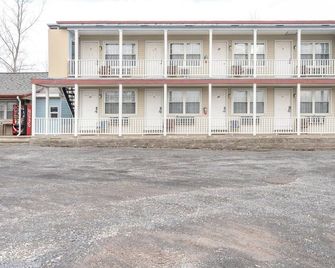 Premium King Room with Jetted Tub - Seneca Falls - Будівля