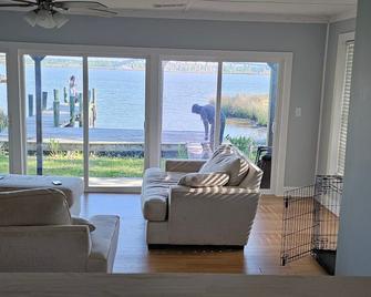 3-bedroom house in welcoming Moss Point with AC, WiFi - Moss Point - Living room
