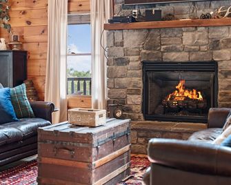 Peaceful 5-bedroom cabin with hot tub and views - Stanley - Living room