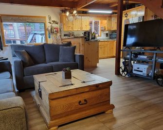 Quiet Updated Cabin Nestled in Forest Close to Twain Harte & Pinecrest Lake - Mi Wuk Village - Living room