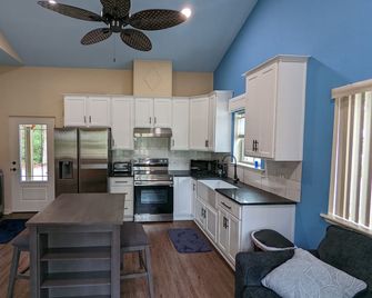 Full Kitchen with in Unit Washer/Dryer. Private Entrance & no contact check-in - Tifton - Keittiö