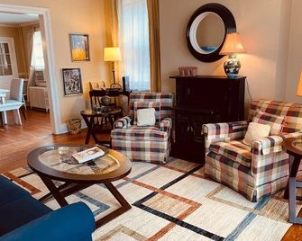 WonderClock House downtown vintage duplex w/ porches, steps to Handley Library - Winchester - Living room