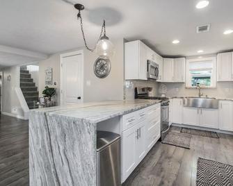 Lakeshore Cottage Waterfront/Great Wi-fi - Elkhart - Kitchen