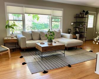 Charming & Modern Rambler - Minnetonka - Huiskamer