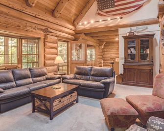 Bear Den Log Cabin - Classic Family Mountain Retreat, Fireplace, Dogs Welcome - Welches - Salon