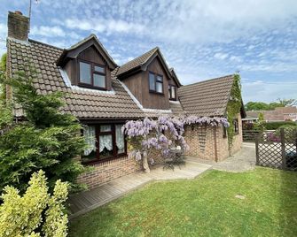 Stunning Rustic Home With Log Burner, New Forest District - Totton - Building