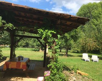 Ancien Four à Pain Dans un Écrin de Nature - Loubejac - Patio