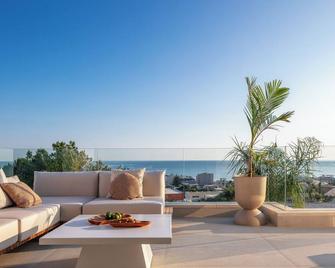 Stunning sea views, 450m from a sandy beach, heated pool, playroom and hot tub! - Kastellos - Balcón