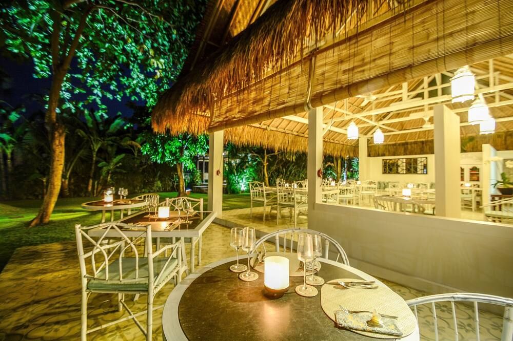 Romantic Private Villa facing the pool.Soft aqua handmade tiles and antiques. - Amlapura - Innenhof