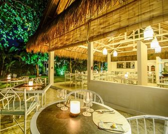 Romantic Private Villa facing the pool.Soft aqua handmade tiles and antiques. - Amlapura - Innenhof