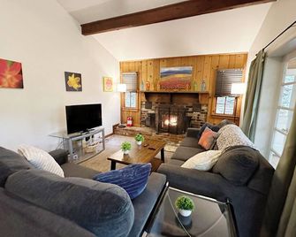 Bedrooms 2, Bathrooms 1, Sleeps 4 - Front Royal - Living room