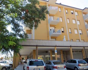 Renovated apartment in the center and 150 mt. From the beach - Lido delle Nazioni - Edificio
