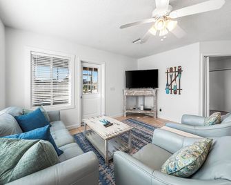 Dog Friendly + Private Pool; 0.1 Miles to the Beach! - Laguna Beach - Sala de estar