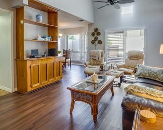 Walk to Restaurants Downtown Leesburg Townhome! - Leesburg - Living room