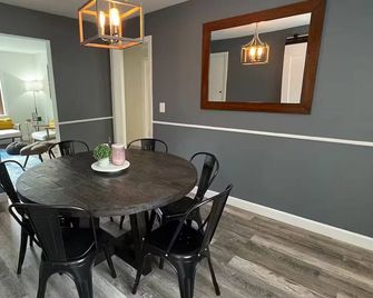 Cozy 4 Bed 2 Bath Home, Private Patio - Midland - Jídelna