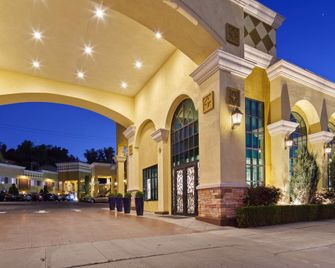 Best Western Woodland Hills Inn - Woodland Hills - בניין