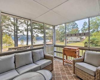 Lakefront Westminster Retreat with Boat Dock! - Westminster - Living room