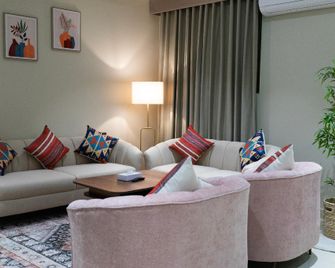 Rayyan Al Janadriyah Hotel - Riyadh - Living room