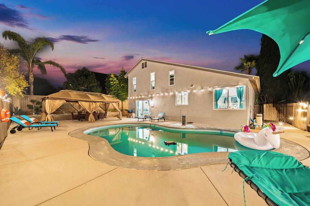 Entire Private Home with 4 Bedrooms 2 Bathrooms Garage, Pool, King Bed, Gated Yard in Rancho Penasquitos, Available Now - سان دييغو - حوض السباحة