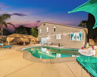 Entire Private Home with 4 Bedrooms 2 Bathrooms Garage, Pool, King Bed, Gated Yard in Rancho Penasquitos, Available Now - サンディエゴ - プール