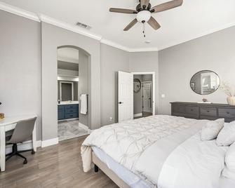Modern & Comfortable with Luxury Master Suite - Lincoln - Bedroom